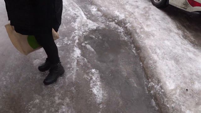 Немного зимнего Питера, снег не убирают вообще, под ногами ледяные горы смотреть онлайн