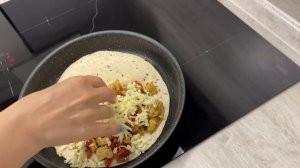 САМЫЙ ВКУСНЫЙ рецепт КЕСАДИЛЬИ с курицей и сметанным соусом//ЛЕПЕШКИ с мясом и овощами.