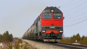 Скоростной 2ТЭ116У-0049 с наливным грузовым поездом