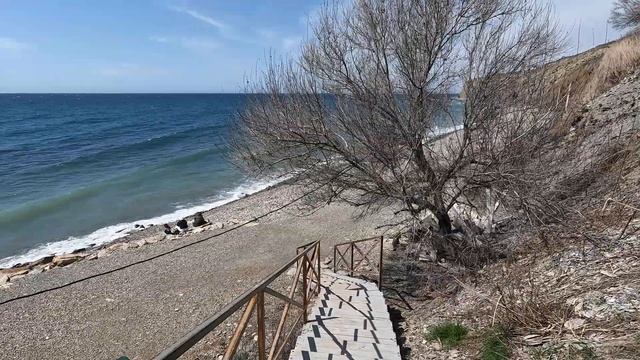 5.04.23 г.Анапа.Высокий берег.Спуск по лестнице 200 ступеней к морю. смотреть онлайн