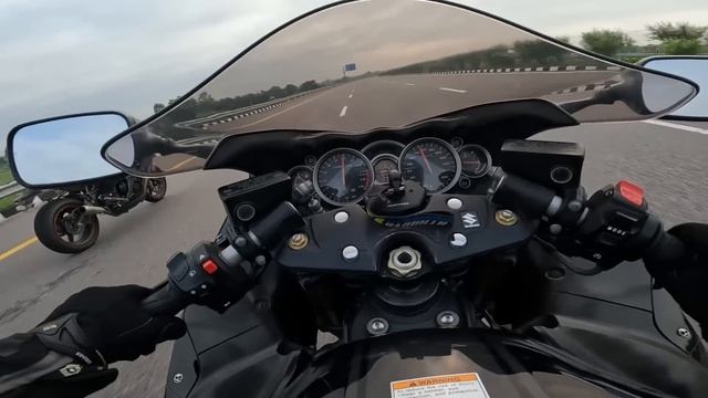 Kawasaki ZX10r VS Suzuki Hayabusa | Top End Battle! смотреть онлайн