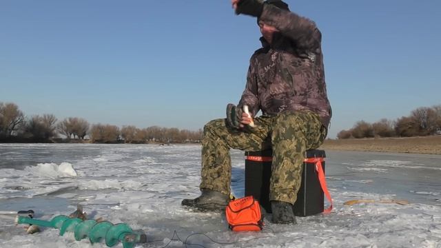 РЫБАЛКА ПО ПЕРВОМУ ЛЬДУ Зимняя рыбалка в Астрахани Подводные съемки