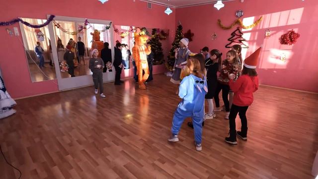 3.2 класс. Новогоднее поздравление от Деда Мороза и Снегурочки смотреть онлайн