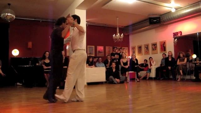 Claudio Cardona y Vito Muñoz - Canaro »La milonga de mis tiempos« смотреть онлайн