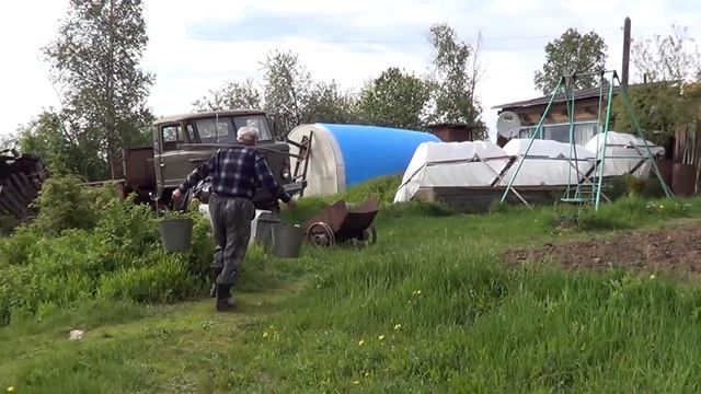?♂️ КОРОМЫСЛО, старинная технология переноски воды ведрами, практика использования коромысла смотреть онлайн