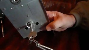 Цилиндровый механизм для врезных замков, Врезной замок со съемным цилиндровым механизмом