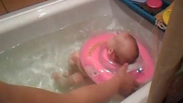 Плавание с кругом Baby Swimmer.mp4