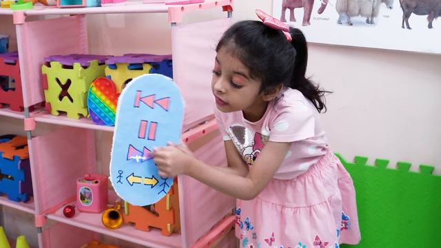 Pause Challenge: Amaira Pretend Play with Magical Remote Control with Dad смотреть онлайн