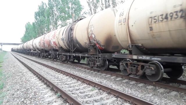 2ТЭ10УТ-0017 (УЗ) с грузовым ползет в гору ! Звуки дизеля 10Д100 и свист турбины ! смотреть онлайн