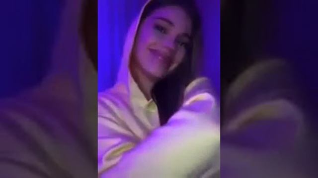 Слишком самоуверенная женщинка... ??