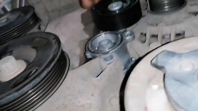 Skoda Rapid 1.2 MPI замена роликов и поликлинового ремня. Промывка системы охлаждения . смотреть онлайн