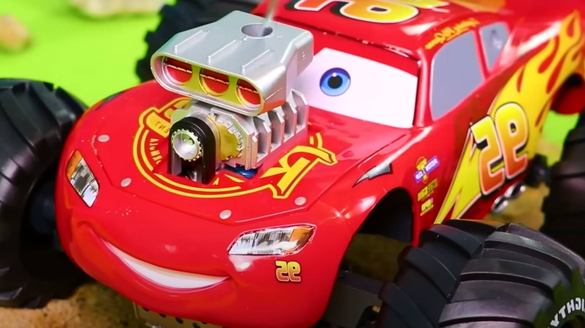 Машинки против Молнии Маквин