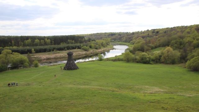 Арт парк Никола Ленивец.  Инсталляции Маяк и Кровать Бродского.
