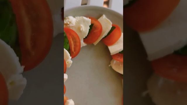 Томаты, сыр и базилик созданы друг для друга смотреть онлайн