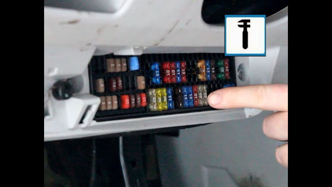 Замена предохранителя №52 электро стеклоподъемник в Шкода Фабия.
