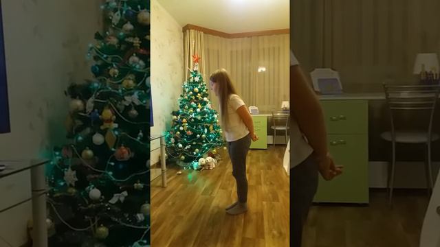 Бьют часы!Ася поет,мама помогает😉😍 смотреть онлайн