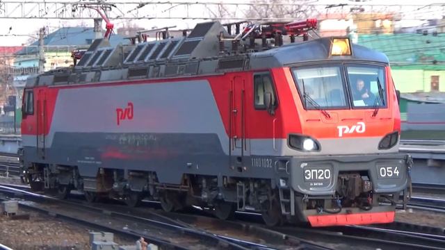 Электровоз ЭП20-054 на Казанском вокзале смотреть онлайн