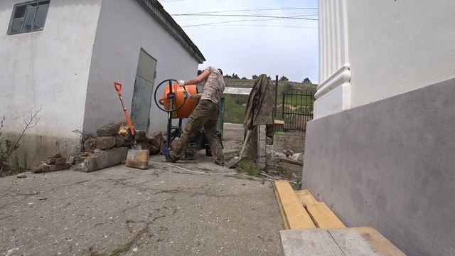 Подготовка и заливка опалубки бетоном. Жизнь в Деревне. смотреть онлайн