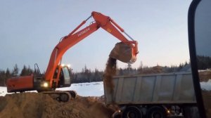 Первый раз работаю на экскаваторе. Загружаю песок в самосвал