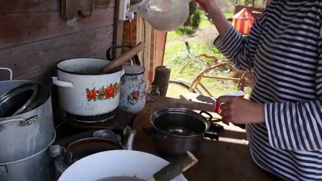 Окрашивание ткани натуральными красителями: Шишки ольхи. / Natural Dyes: Alder cones. смотреть онлайн