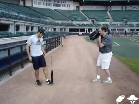 Бейсболист жанглирует битой смотреть онлайн