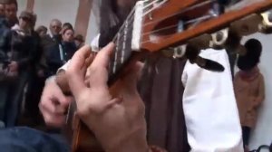 Уличный виртуоз играет на гитаре