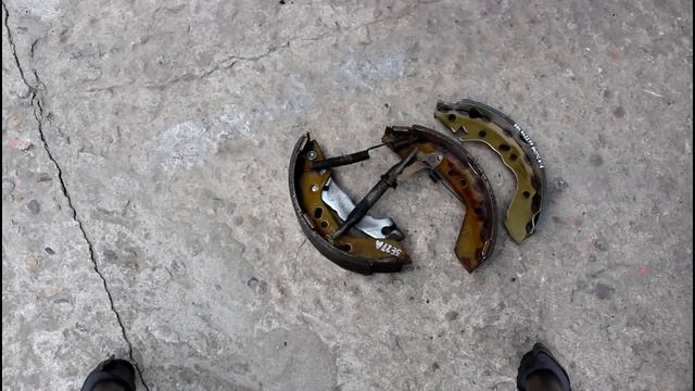 Замена задних тормозных колодок Hyundai Accent 1,5 Хендай Акцент 2006 года Тагаз