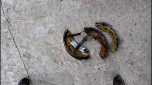 Замена задних тормозных колодок Hyundai Accent 1,5 Хендай Акцент 2006 года Тагаз