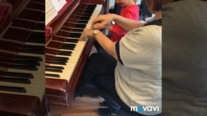 Первые уроки . Staccato. 5- летняя  Лиза.  "Hello Piano"-1