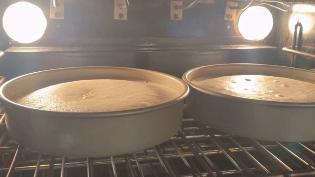 VANILLA CAKE & STRAWBERRY BUTTERCREAM WITH STRAWBERRY FILLING