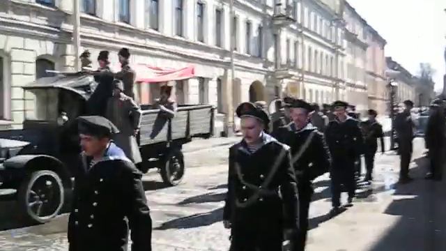 Съемки - Революционные матросы на улице Питера смотреть онлайн