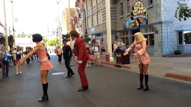 Austin Powers Dance At Movieworld