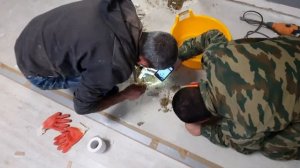 Как найти протечку воды под ламинатом? Вскрываем полы, для обнаружения утечки.