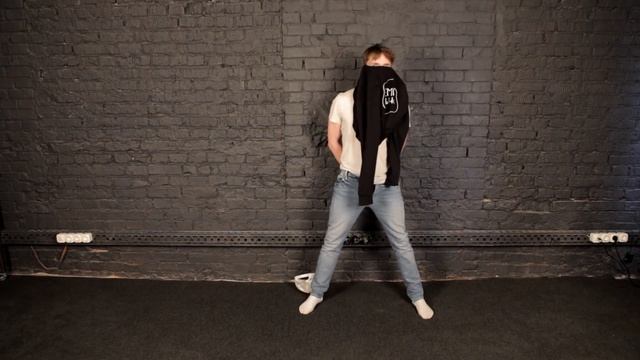 Парни пробуют ОДЕТЬСЯ БЕЗ РУК ☑️ смотреть онлайн