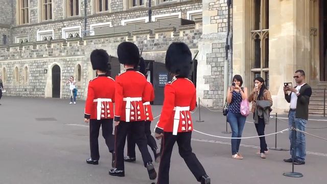 Виндзорский замок. Королевские гвардейцы на страже. Англия смотреть онлайн