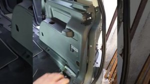 Как снимается боковая обшивка багажника на VW Touran