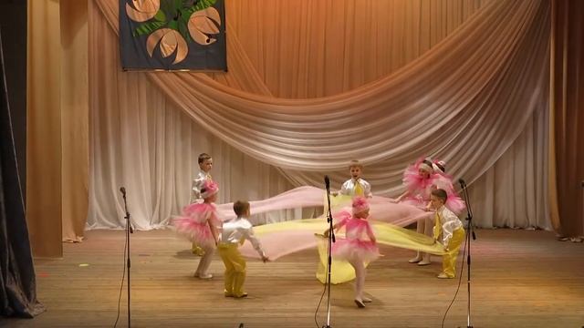 ТАНЕЦ С ПОЛОТНАМИ. Дети детского сада танцуют на Пролиске 2015г. Детский сад г.Алчевск смотреть онлайн