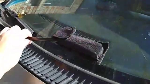 Экономия должна быть экономной. Вместо дворника чехол. Прикол смотреть онлайн