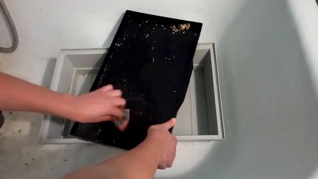 Уборка в клетке у волнистых попугаев! смотреть онлайн