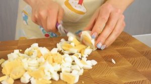 Как нарезать яйца кубиками?
