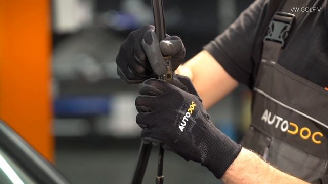 How to change wipers blades / window wipers VW GOLF 5 (1K1) [TUTORIAL AUTODOC] смотреть онлайн