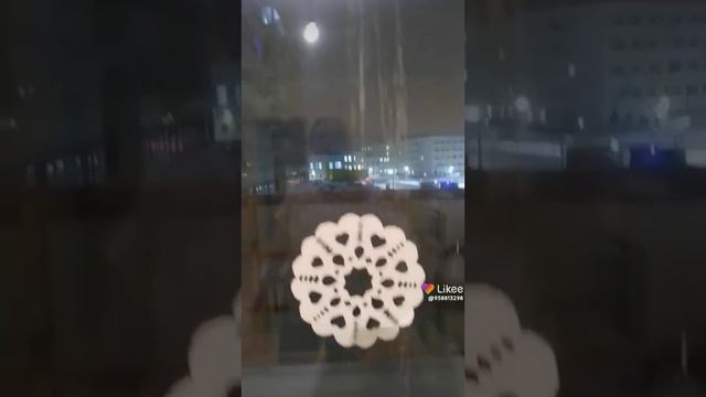 Снежное окно перед Новым годом. Снежинки из бумаги. смотреть онлайн