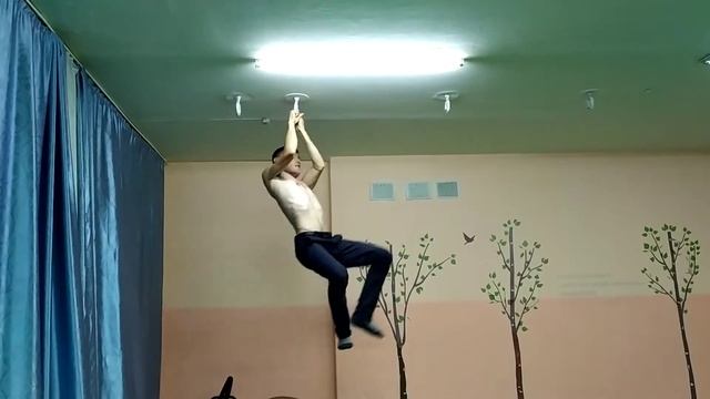 Подтягивания на турнике. Качаем мышцы рук. Отличный способ смотреть онлайн