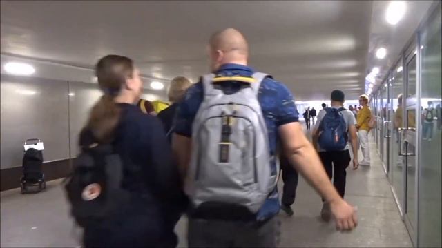 Живая музыка в московском подземном переходе смотреть онлайн