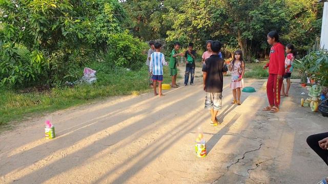 Ping Pong Balls On The Balancing Bottle | Fun Outdoor Games | Fun Team Building Games смотреть онлайн
