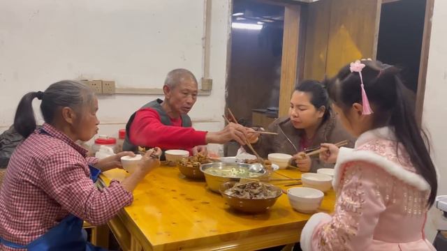 英子带三个宝贝回家，爸妈开心得像个小孩，真的是爸妈在家就在呀 смотреть онлайн