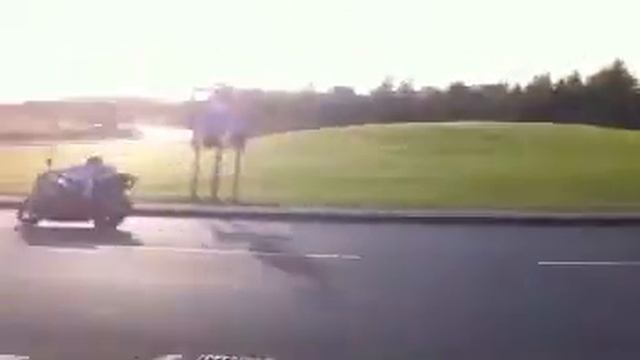 SUZUKI GSXR750 L0 2010 Knee Down roundabout смотреть онлайн