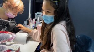 НАРАСТИЛА НОГТИ в 10 ЛЕТ!? ? ПЕРВЫЙ РАЗ В САЛОНЕ!