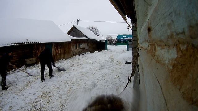 Вывоз снега со двора. Трактор буксует, погода +2. смотреть онлайн