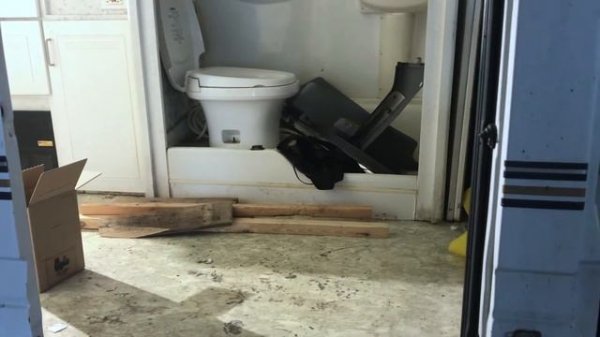 Восстанавливаю Мерседес Спринтер 2004 года.